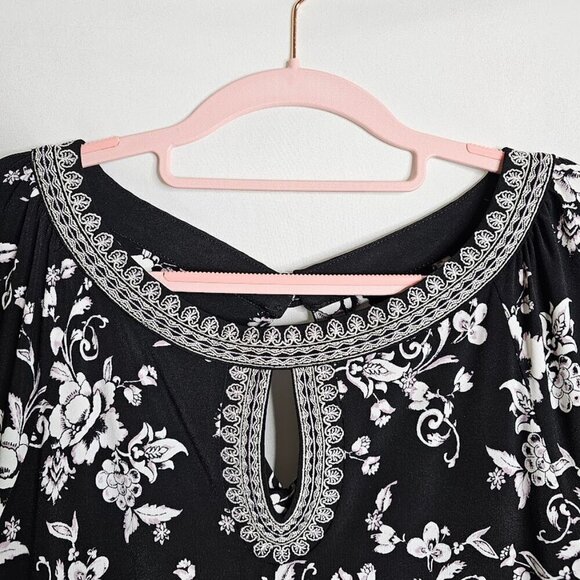 WHITE HOUSE BLACK MARKET Floral Dress BLACK WHITE size M Short Sleeves Feminine - Picture 4 of 9